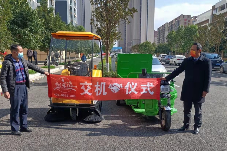 駕駛式掃地車和三輪六桶垃圾桶轉(zhuǎn)運車在城市街道物業(yè)小區(qū)的應用