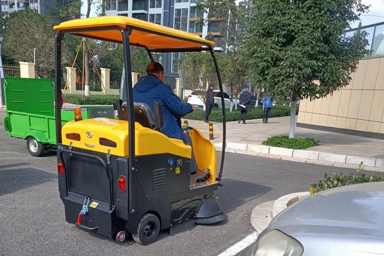 駕駛式掃地車和三輪六桶垃圾桶轉(zhuǎn)運車在城市街道物業(yè)小區(qū)的應用