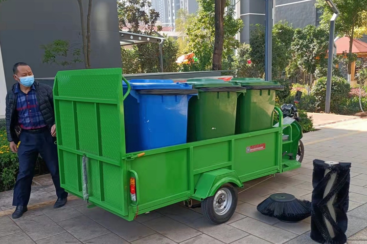 駕駛式掃地車和三輪六桶垃圾桶轉(zhuǎn)運車在城市街道物業(yè)小區(qū)的應用