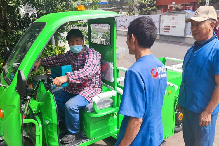 如何選擇鋰電池電動(dòng)駕駛式洗地機(jī)，三輪四桶保潔車？