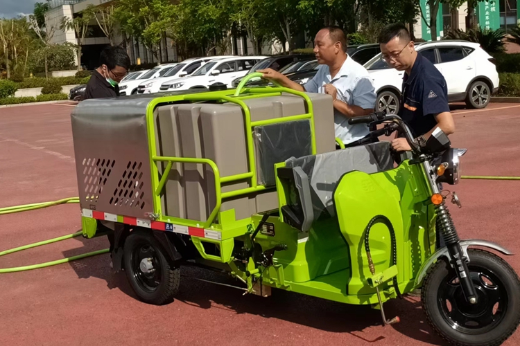 普洱游客中心購買云南昆明寶來潔小象車載三輪高壓沖洗車,電動三輪垃圾清運(yùn)車保潔