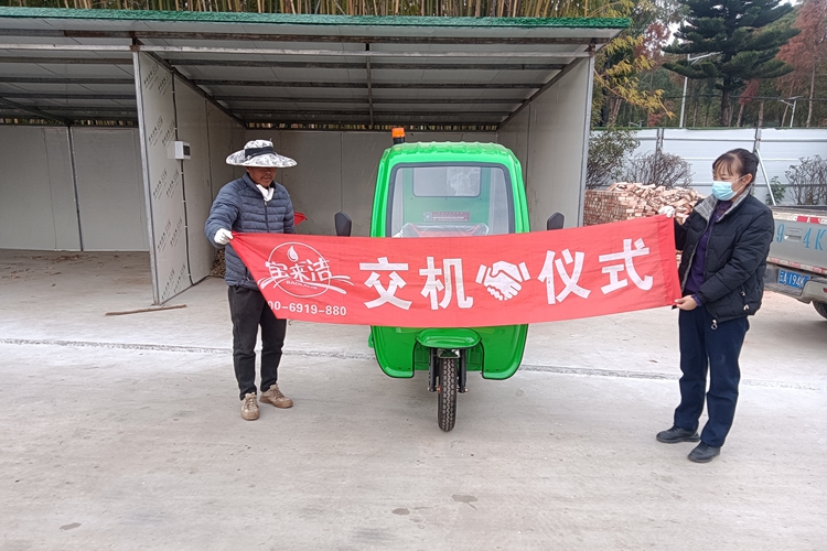 海埂訓(xùn)練基地交付6桶垃圾桶駁運(yùn)車清運(yùn)車轉(zhuǎn)運(yùn)車-云南寶來潔清潔設(shè)備