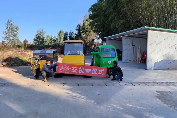 云南昆明海埂訓(xùn)練基地交機駕駛式掃地車S9,車載三輪高壓沖洗車K-11,三輪垃圾桶轉(zhuǎn)運車