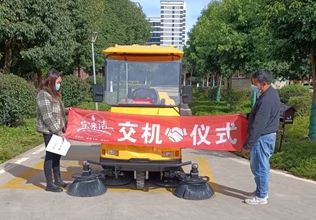 寶來潔掃地車廠家交機駕駛式電動環(huán)衛(wèi)掃地車于小區(qū)物業(yè)城市街道地下停車場保潔