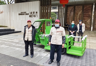 寶來潔國標(biāo)240L垃圾桶四桶清運(yùn)車 轉(zhuǎn)運(yùn)車交機(jī)昆明融創(chuàng)文旅城保潔